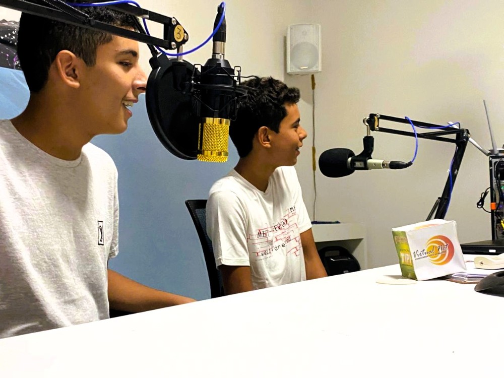 As vozes  dos locutores da radio do Tipi